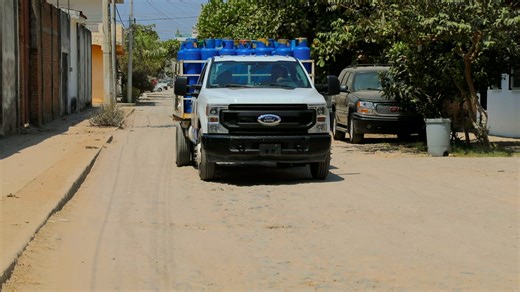 The sounds of Mexico… if you’ve spent any time in town (or even just a few days in a neighbourhood), you know exactly what I mean. This little video is a reminder that Mexico has its own soundtrack — and it changes from place to place. In some areas it’s a sing-song call, in others it’s a full-on jingle blasted from a loudspeaker rolling down the street. And it’s not just music for music’s sake. Those loudspeakers are the local “news feed”: Gas delivery Water truck Bread / tamales / tortillas Sc