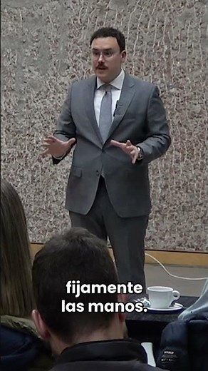 This is how you can improve your hand movements when speaking in public #shorts