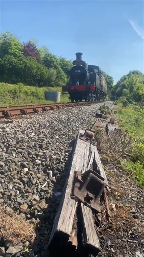 Good morning from Bodmin Railway and day 1 of our 3 day spring steam gala. Today is all about celebrating the branch line services that once criss-crossed Cornwall. 1450 will be paired with the auto coach, recreating scenes reminiscent of the Fowey branch line—complete with newspapers, luggage, and milk churns being loaded. A goods train service will run through the day, evoking the early morning freight runs of yesteryear. The day’s main passenger service will feature a four-coach set, worked b