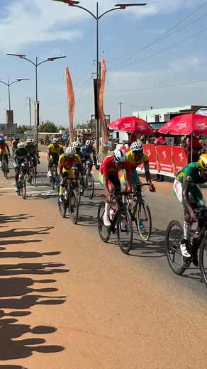 Tour du Faso 2025 Étape 8 Tenkodogo - Zorgho (75,5km) Passage au 1er point chaud à Koupela. #WorldCola #ensembledepuisledébut #TourDuFaso #BRAKINA | World Cola Burkina Faso