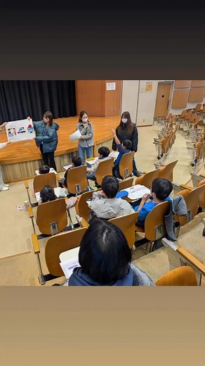今日は愛知淑徳大学星ヶ丘テラスのCCCの学生団体アミーゴさんのご招待で大学見学に行ってきました！ 大学はどんなところ？何をするの？？などいろんなことを教えてもらいました。 何になりたい？を考えるワークショップもして頂き、子どもたちは生き生きした表情でたくさん考えて、発表してくれました！ 本当に貴重な体験をさせてもらいました！ (寺子屋と子ども大学「国際理解✖️多文化共生」のコラボ企画でした) ￼ CCC、アミーゴのみなさん本当にありがとうございました！！ 🙇‍♀️🙇‍♀️🙇 もちまして、今年のシェイクハンズの子どもプログラムは、全て終了です。 子ども達が安全で健康に過ごせたこと、それを支えてくださった皆さんに、感謝です。有難う御座いました🙇‍♀️🙇‍♀️🙇‍♀️ 来年も、子ども第三の居場所「にじいろ寺子屋」をよろしく御願い申し上げます🙇‍♀️🙇‍♀️ 🙇‍♀️ #日本語 #学習支援 #日本語支援 #犬山 #シェイクハンズ #日本語教室 #多文化共生 #子ども応援 #npo #日本語勉強 #子ども食堂 #子ども支援 #日本語ボランティア #ボランティア #コミュニティ農