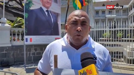 Devant le Parlement : le Kolektif Reparasyon Avansman Kreol réclame réparation « Nous militons pour obtenir réparation face aux crimes contre l’humanité, notamment l’esclavage, et pour les descendants d’esclaves ». C’est en ces termes que s’est exprimé Bruneau Laurette, du Kolektif Reparasyon Avansman Kreol (KRAK), qui manifeste en ce jeudi 20 novembre devant le Parlement, alors que le président français Emmanuel Macron est attendu sur le territoire mauricien pour une visite officielle de 24 heu