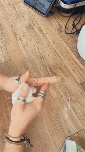 Une inspiration d’un grand créateur ! Un DIY à petit prix pour déco qui est hyper tendance. Pot @actionfrance peinture @eddingfrance #diy #homedecor #fyp #decoration | Salvadigio Designer