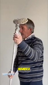Oggi vi mostro come tinteggiare il soffitto di una stanza. Bianco già miscelato, rete per non far gocciolare il rullo, rullo a pelo medio. La prima mano si fa verso la luce, la seconda controluce. Sembra difficile, ma provate! #imbiancare #imbianchinobergamo #imbianchino #tinteggiatura #mgtinteggiature | Mg Tinteggiature