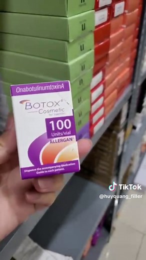 🇺🇸 BOTOX ALLERGAN 100 units 🇺🇸 ( Botox Mỹ, botox tốt nhất thế giới ) KHÁCH SỈ TMV BÁC SỸ inbox có giá tốt Thành phần: Độc tố Botulium Type A, 100 đơn vị Allergan/ lọ. Bột sấy khô chân không, màu trắng, vô khuẩn, được chứa trong lọ thủy tinh trong để dùng cho một bệnh nhân. Mỗi lọ chứa 100 đơn vị (U) phức hợp độc tố thần Trước kinh Clostridium botulinum type A 900kD Ngoài ra thuốc còn chứa các tả dược: Albumin (người) và natri clorid. Dạng bào chế : Bột sấy khô chân không, vô khuẩn để pha dun