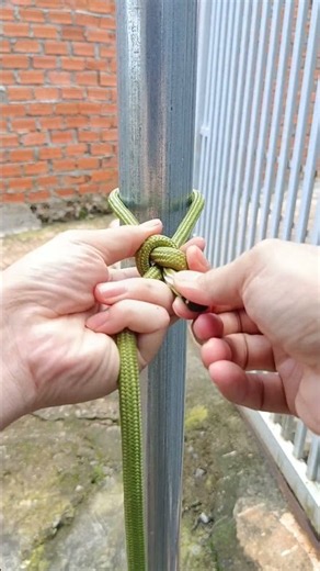 Instructions for tying a quick knot. #diy #knots #camping #survivalskills