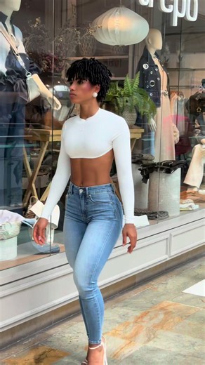 When you walk with purpose, the whole world stops to watch. 👑 Stop hiding behind baggy clothes and start building a body you can't wait to show off. DM