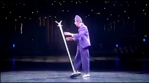 El clown y comediante John Gilkey en el espectáculo Quidam de Circo du Soleil realizando esta hermosa actuación danzando con un perchero!!! | El Mundo Mágico del Clown