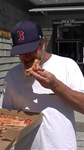201K views · 3.4K reactions | This Pizzeria Restored My Faith In Cape Cod Pizza | David Portnoy - El Presidente | Facebook