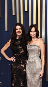 Colleghe, amiche, mamma e figlia: Rory e Lorelai. Nell’iconica serie Gilmore Girls, Alexis Bledel e Lauren Graham sono state tutto questo e molto di più. Da semplici protagoniste di Una mamma per amica, sono riuscite a diventare due figure capaci di entrare nelle nostre case e nei nostri cuori, per non uscirne mai più. La scorsa notte, in occasione della 77ª edizione degli Emmy Awards, le due attrici sono state tra i tanti presentatori che hanno reso speciale la serata. Salite sul palco per cele