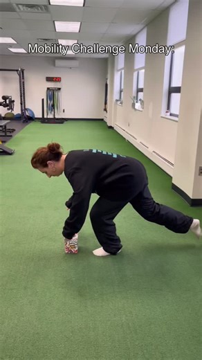 Out of the Box PT on Instagram: "Check out this Single-leg RDL mobility challenge! This assesses hip hinge patterning, posterior chain length-tension (glutes, hamstrings), single-limb balance, ankle–foot stability, and lumbopelvic control under a forward-flexed load. Tissue grab included—because it is sneezing season 🤧 #otbphysicaltherapy #outofthebox #teamOTB #otbathlete #physicaltherapy"
