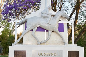 Gunsynd Statue