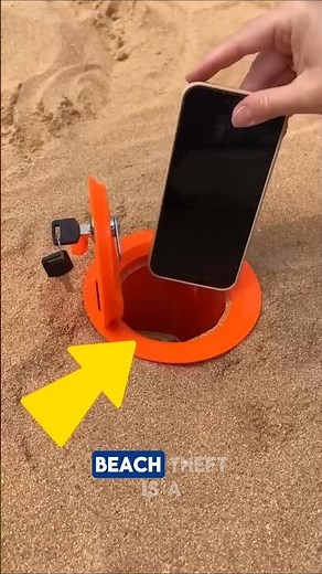 Amazing Method to Keep Belongings Safe at the Beach