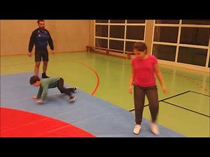 8. Übung: Vierfüßlerlauf (vorwärts, rückwärts) - Ringen und Raufen