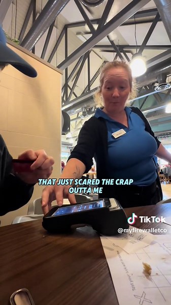 Replying to @christinek.spammm23 Fire Wallet Prank on my Waiter🤣