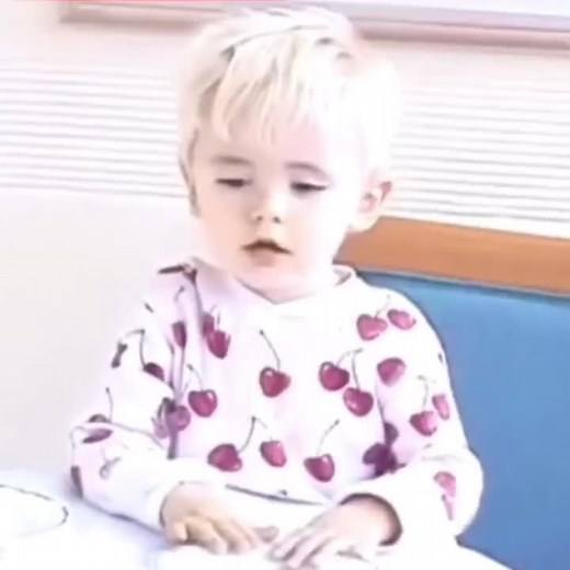 Guess 🤔 #michaeljackson #princemichaeljackson#michealjackongsexyfrr #moonwalkers4life♾️👊🏻 #foryoupage #nastyspaghetti#michealjacksoncute @Ruby™ @ʀᴜʙʏ (ボぴス) @✮ 𝗟𝗘𝗡𝗡𝗬 @✩ ♫ @𝐫𝐨𝐬𝐞♡ @mikeforalltime @mjl.000