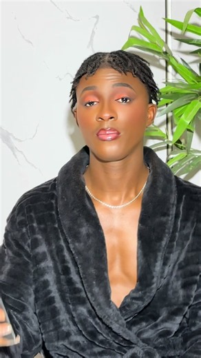 😂💄 Mieux vaut tard que jamais ! 😍🔥 Tout le monde a déjà fait ce challenge sur TikTok, mais vous connaissez Mouna… elle arrive à son heure ! 😂❤️ Aujourd’hui, j’ai décidé de relever le défi en maquillant un homme 💋✨ Un grand merci à lui d’avoir accepté de jouer le jeu et de m’avoir fait confiance pour cette expérience ! 😂🙌🏽❤️ Alors, dites-moi en commentaire : est-ce que j’ai réussi le challenge ? 👀🔥 N’oubliez pas de liker, partager et identifier vos amis ! 😂💄 @WILLY🪬 #BlushByMouna #M