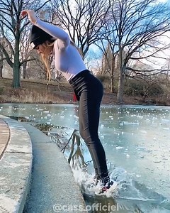 19M views · 10K reactions | Splash Challenge  Qui sait le faire? Who can do it? 浪 https://www.instagram.com/cass.officiel/  cass.officiel  #splashchallenge | Cass | Facebook