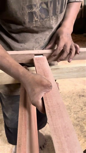 Assemble the legs of the folding ladder #woodworking #carpenter