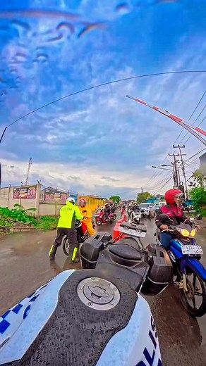 255K views · 15K reactions | Perlintasan KA Wirasaba bercerita berdasarkan fakta bahwa penting nya budaya antri. Hapunten pisan ka pengendara anu atos ka carekan sanes abdi teu karunya tapi langkung karunya ka pengendera anu atos tertib budaya antrina sae sakali deui hapunten #rells #polisiviral #viral #polisihumanis #polisi #viralvideos #polisikarawang #karawanginfo | Polisi Arif Karawang | Facebook