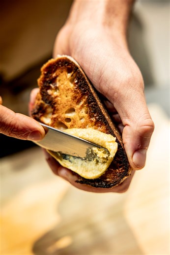 @pavyllon_paris on Instagram: "Pour la soirée du réveillon de Noël, notre foie gras de canard se pare de truffe noire et de gelée de coing. * For Christmas Eve, our duck foie gras is enhanced with black truffle and quince jelly. @yannickalleno #pavillonledoyen #comptoir #cuisine #restaurant #restaurantparis #michelinstar #foiegras #Noël #truffe"