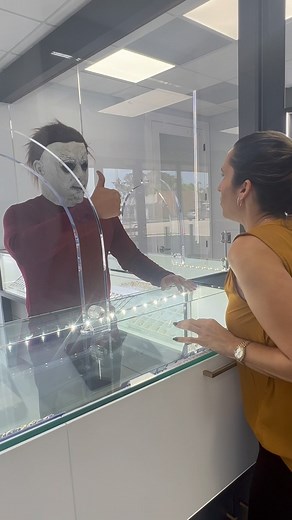 2K views · 73 reactions |  Cuando creiamos que el viernes solo traeria relax y risas... ️‍♂️ Aparece Este misterioso personaje  Llego sin decir ni pio! 狼... pero quiere trabajar con nosotros!樂 Le damos una oportunidad o llamamos al detective? ️‍♀️ #misterio #viernesintriga #ventas #hiring #suspenso #serie #marketingdigital #contenido | Midas Jewelry | Facebook