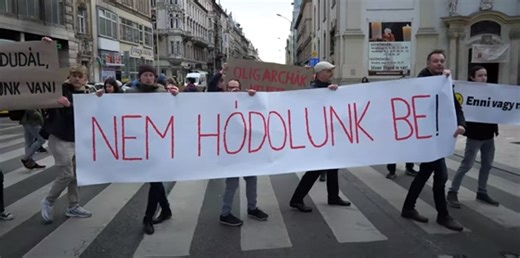 Zebraszerda az oktatásért: januárban még csak egyedül állt ki, azóta rengetegen csatlakoztak hozzá