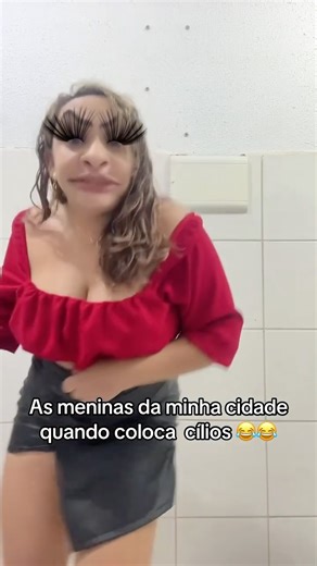 Branca De Neve on Instagram: "Quando as meninas da cidade colocam cílios… Eu: modo borboleta urbana ativado 🦋🤣 #ciliosgigantes #memedodia #humorbr #risadasexplorar #trend"