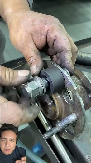Cómo cambiar un birlo con su herramienta especial #mecanica #autos #taller