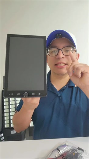 Pantalla multimedia para automóvil de 10.4 pulgadas con diseño Single Din y pantalla táctil IPS de alta definición. Compatible con CarPlay inalámbrico y Android Auto, permite usar navegación, música y llamadas directamente desde la pantalla. Incluye Bluetooth 5.2, radio FM, puertos USB y AUX, además de función Mirror Link para reflejar el teléfono. También incorpora cámara de reversa con 12 LED para facilitar el estacionamiento y compatibilidad SWC para controles desde el volante. Una opción mod