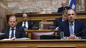 Καραμανλής στη Βουλή: Υπάρχουν δικλείδες ασφαλείας, αλλά δεν χρησιμοποιήθηκαν