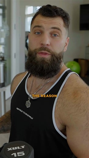 🚨 50% OFF ONLINE COACHING 🚨 A lot of lifters think they’re training chest, but their shoulder position turns every press and fly into a delt exercise. And then they wonder why their chest won’t pop. 💡 Here’s why your shoulders are stealing your gains: 1️⃣ Elbows are flared — puts tension on the front delts instead of the pecs. 2️⃣ Shoulder blades aren’t retracted — your chest can’t stretch or contract properly. 3️⃣ Bench angle is too high — turns incline work into a shoulder press. 4️⃣ You’re