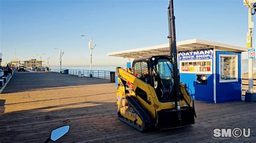 𝗣𝗜𝗘𝗥 𝗠𝗔𝗜𝗡𝗧𝗘𝗡𝗔𝗡𝗖𝗘: City Installs New Route 66 “End of the Trail” Signpost on Santa Monica Pier Early Wednesday morning, January 14, 2026, maintenance crews with the City of Santa Monica installed a new Route 66 “End of the Trail” signpost on the Santa Monica Pier, replacing the aging wooden structure that had supported the iconic marker for years. The previous post — a 4-inch by 4-inch wooden support — had become unstable over time and was showing signs of wobble. Crews removed the