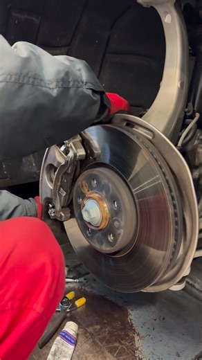 アウディ名古屋西 on Instagram: "＼ブレーキパッド外します！／ メカニックの方がブレーキパッドを 外していたので撮影してみました！✨ #アウディ名古屋西 #audi #ブレーキパッド #アウディ好き"