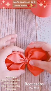 89K views · 4.3K reactions | Aquí les dejo este video tutorial de un moñito, utilizando cinta grosgrain de 6 cm de ancho, un diseño super lindo y fácil de realizar. 珞殺✨❤️ Moño principal 2 tiras de 44cm x 6cm Moño base 2 tiras de 30cm x 6cm | Crea con Mariel Ocampo | Facebook