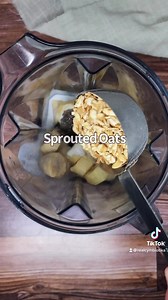 Energizing Chai Smoothie with Golden Mind ✨ This smoothie is loaded with superfoods like chia seeds and sprouted oats, along with herbs and adaptogens from our Golden Mind. This is a clinically backed, nootropic brain formula that has been strategically created to spark peak mental performance, while also strengthening the structure of the brain to protect against cognitive decline as we age. 🧠⁣ ⁣ Some of the powerful brain ingredients you can find in Golden Mind are Lions Mane Extract, Rhodiol