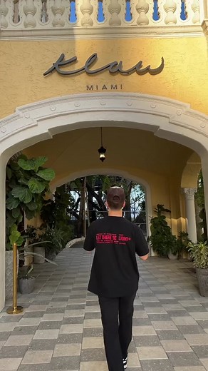 Klaw is really just like that. 📍 Klaw, Miami #miamifood #miamirestaurants #kingcrab #kingcrablegs #alaskankingcrab #porterhouse #porterhousesteak #tbonesteak #tbone #steaktiktok #seafood #steak #jacksdiningroom