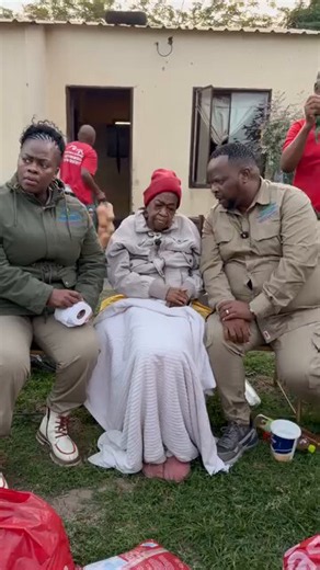Actress Dawn Thandeka King, together with Indalo Enhle Herbs and Beyond, recently visited the 31-year-old KwaZulu-Natal woman who has been trending on social media due to a rare skin condition that makes her appear much older than her actual age.