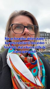 Som professionelle aktører i familieretten – dommeren, psykologen og advokaterne – har vi alle et fælles ansvar for tonen i rummet. Vi skal tale ordentligt. Uanset hvor svær sagen er. For der er altid to sider af en sag. Der er altid følelser, smerte og bekymringer på spil. Og uanset hvad resultatet bliver, så vil parterne fortsat være forbundet – af barnet, af historien og af alt det, der er sket. Derfor må vi ikke grave grøfterne dybere end de allerede er. Det hjælper ingen – og slet ikke barn