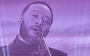 经典的力量，John Legend 现场深情弹唱《All of me》！全场大合唱 巴黎慈善晚会