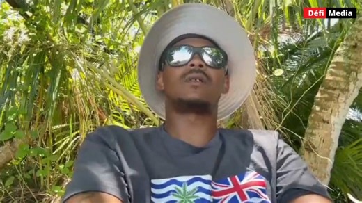 Chagos : Adrien Castel raconte son séjour à Peros Banhos Adrien Castel a choisi de s’installer sur l’île du Coin, dans l’archipel des Chagos, dans le cadre d’une expédition jugée illégale par les autorités britanniques. Descendant chagossien, cet homme de 32 ans y voit l’opportunité de revendiquer les droits de sa communauté et de témoigner d’une injustice historique qui traverse les générations. Depuis le 16 février dernier, Adrien Castel, habitant de Burnley, une ville située à environ 35 km a