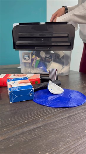 🎥 Een kijkje in onze Artrosebox! Heb je last van pijnlijke handen door artrose? Dan nemen wij graag onze Artrosebox mee tijdens het consult. We geven je praktische tips over gewrichtsbescherming — hoe je je handen slim kunt gebruiken bij dagelijkse handelingen, zónder je gewrichten te overbelasten. Minder druk = minder pijn 💪 En het mooiste? Je kunt de hulpmiddelen meteen zelf uitproberen! Zo ontdek je wat écht werkt voor jou. In deze video zie je o.a.: 🫙 Blikopener 🥫 Potopener 🥕 Verdikte d