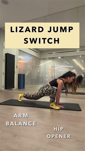 🦎 Lizard Jump Switch 🌀 #yoga #poweryoga #hipopeners