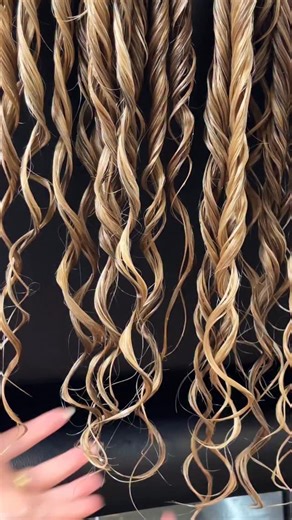 Curly hair girlies… THIS is how I style my clients’ natural curls in the salon 🤌✨ Starting on damp, freshly-washed hair, I used @curlsmith_official Curl Conditioning Oil-in-Cream for that soft definition without the crunch. Then I take 2-inch sections, run the @denmanbrush through, wrap it up and twirl it out to sculpt those perfect, bouncy curls. You can air dry or diffuse depending on the vibe both give insane definition. Save this for your next wash day follow for more pro hair tips and tuto