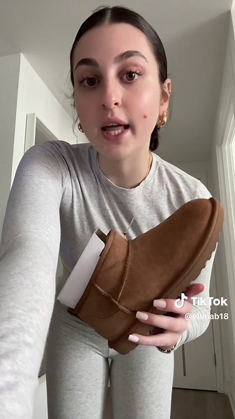 ugg ultra mini kids review 🤎😫 moral of the story dont get them lol #uggs #uggultramini #uggdupe #skims #unboxing #blackfridayhaul #christmaswishlist #greenscreen