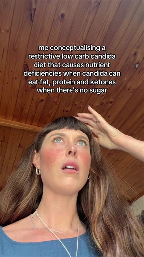 Dm me candida for my Candida Clear ebook ✨ 🧬 Candida is metabolically flexible. When you cut carbs too hard it shifts to burning amino acids and fats which means low-carb dieting may ease symptoms but does not reduce fungal load. 🍬 The real issue is simple sugars and ultra-processed foods. They increase intestinal inflammation and thicken biofilm structure which protects candida from antifungals and immune attack. 🌾 Whole-food carbs are not the problem. Fibre from legumes, fruit, whole grains