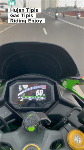 Hujan tipis, Gas riding santai 💨 #zx25rr #kawasakininja #ninja #rain #shortvideo #4cylinder #fyp