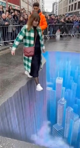 This 3D street art pranked EVERYONE😭😂#StreetArt #OpticalIllusion#ArtPrank #PublicPrank#mindblown