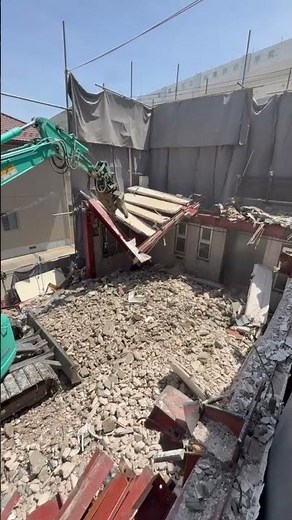 鉄骨解体｜ユンボで壁を壊す作業