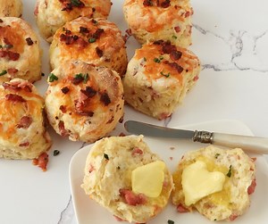 Recipe in comments ⬇ These cheese and bacon scones are the ultimate savory scone recipe—fluffy, buttery, and packed with crispy pan-fried bacon, melty cheese, and fresh chives! 🧀🥓 Made with self-rising flour, heavy cream, and sparkling water, they’re incredibly easy to make and perfect for breakfast, brunch, or a quick snack. 🔥 Why You’ll Love This Recipe: ✔️ Light, fluffy, and loaded with flavor ✔️ Quick and easy to make—perfect for meal prep ✔️ Delicious warm with butter or served with soup